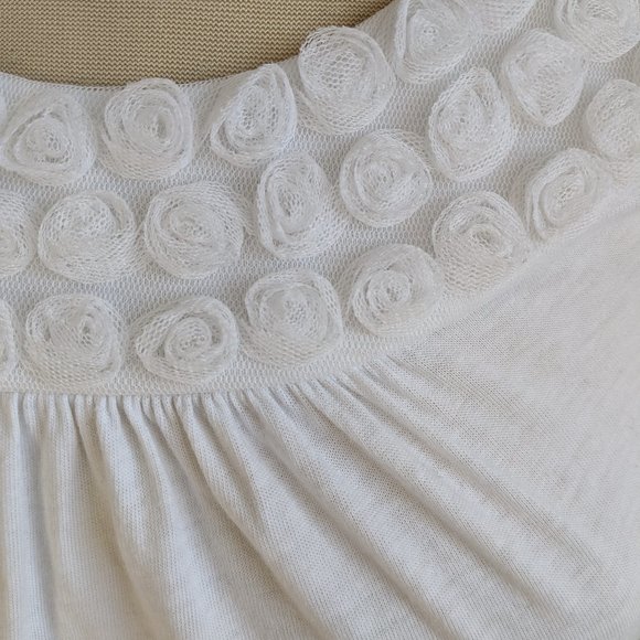 Ann Taylor LOFT white top with rosette detail - Picture 4 of 13